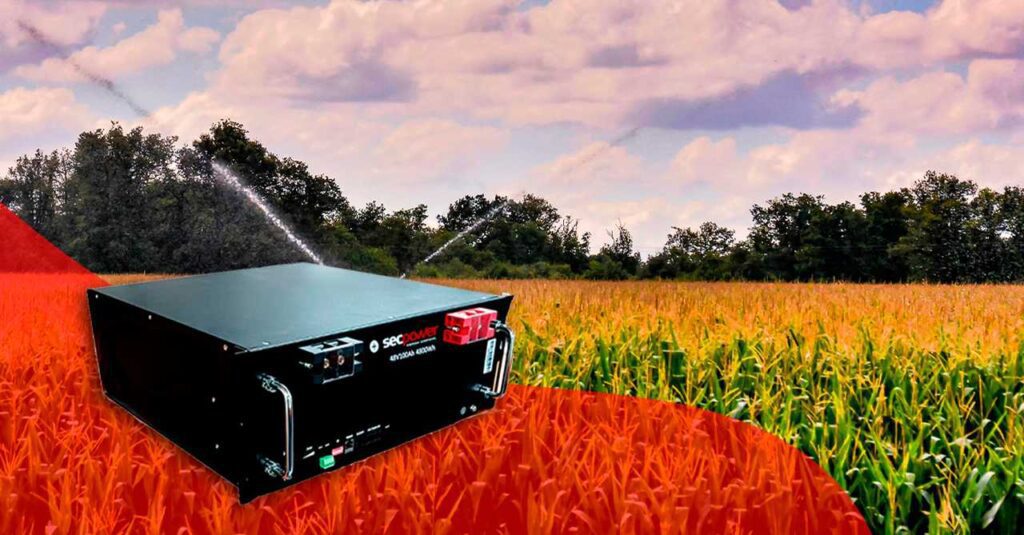 Campo verde com irrigadores de água: armazenamento de energia solar para irrigação no agronegócio ganha cada vez mais destaque