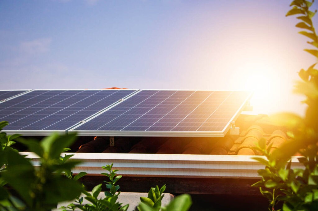 Matriz energética: foto painéis solares em um dia ensolarado