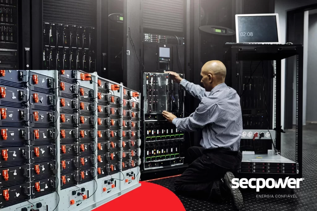 ele e bem versado em todas as coisas ti rearview shot de um tecnico de ti consertando um computador em um data center