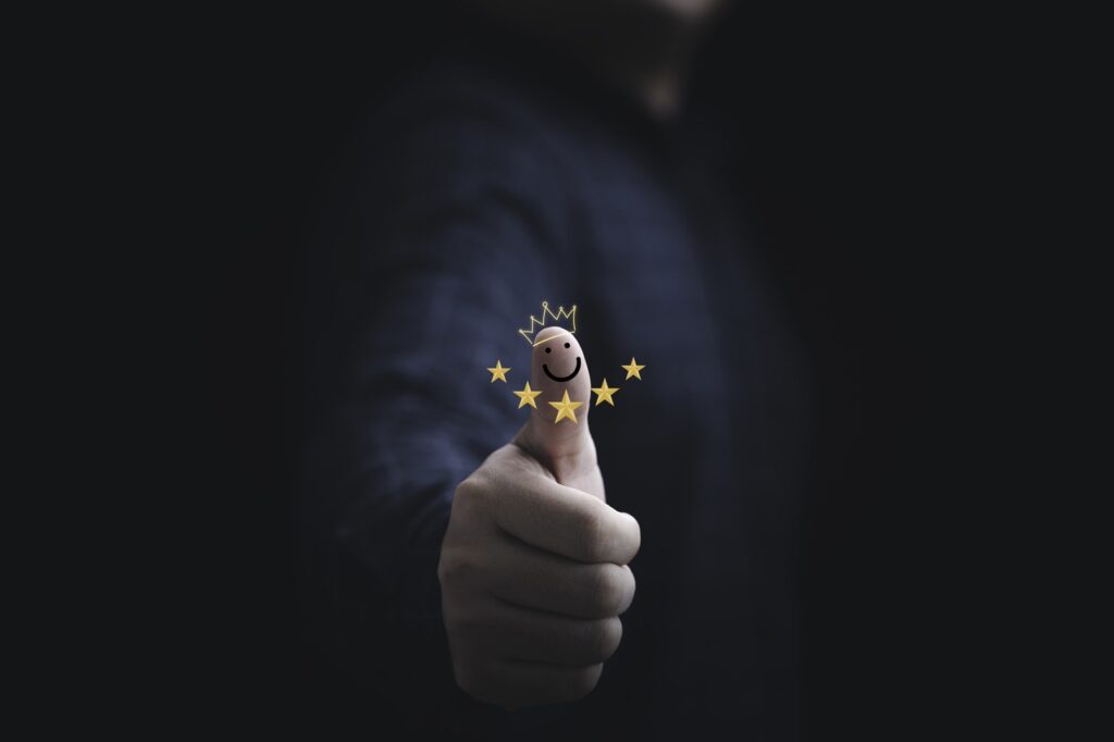 o polegar do empresario se levanta com cinco estrelas e sorria para a melhor classificacao de avaliacao do cliente apos o uso do conceito de produto e servico Easy Resize.com 1